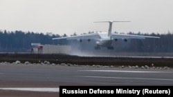 Aeroplani rus me ndihma arrin në Serbi