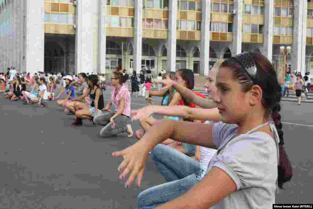 Школьники разучивают движения танцев.