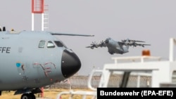 A német légierő Kabulba tartó repülőgépe felszáll az üzbegisztáni Taskent repülőterén 2021. augusztus 22-én