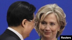 Лідер КНР Ху Цзіньтао з держсекретарем США Гілларі Клінтон під час церемонії відкриття китайсько-американського стратегічного форуму в Пекіні, 24 травня 2010 року