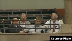 Вадим Колесніченко спостерігає за перебігом дискусії в Сеймі Польщі з балкону