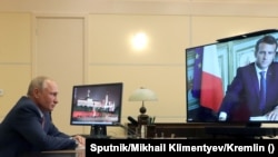 Орусиянын президенти Владимир Путин Франциянын лидери Эммануэл Макрон менен сүйлөшүүдө, 26-июнь, 2020-жыл.