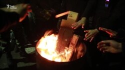 Люди в балаклавах та камуфляжі заблокували в Києві будівлю телеканалу NewsOne (відео)