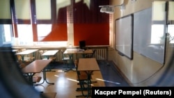 Na osnovu podataka Ministarstva prosvete, ukupno 63 učenika iz aškalijske, romske i egipćanske zajednice je napustilo osnovno obrazovanje školske 2020/21. godine. (Foto: Prazna učionica, fotografija iz arhive)