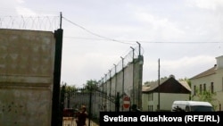 Казакстандын Улуттук Коопсуздук комитетинин имаратынын алдында женил унаа жарылды.