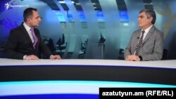 Лидер партии «Республика» Арам Саргсян (справа) дает интервью журналисту Радио Азатутюн Карлену Асланяну