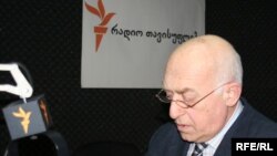 Эксперта удивляет то, что примерно пару месяцев назад Иванишвили говорил о том, что будет добиваться максимальных возможностей для будущего президента