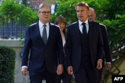 Прем'єр-міністр Великої Британії Кір Стармер і президент Франції Емманюель Макрон на саміті Велика Британія-Франція на Даунінг-стріт, 10 липня 2025 року