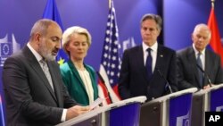 Никол Пашинян, Урсула фон дер Ляйен и Энтони Блинкен в Брюсселе, 5 апреля 2024 года.