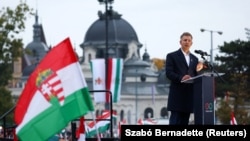 Петер Мадьяр, лідер опозиційної партії «Тиса», виголошує промову в Будапешті на мітингу з нагоди 69-ї річниці угорського повстання 1956 року