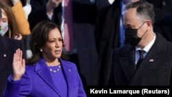 Камала Харрис вице-президентикке киришүү антын берди. Жанында - өмүрлүк жолдошу Даг Эмхофф мырза. Капитолий, Вашингтон. 2021-жылдын 20-январы.