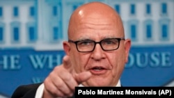 Këshilltari i Shtëpisë së Bardhë për siguri kombëtare, H.R. McMaster duke u përgjigjur në pyetjet e gazetarëve në Shtëpinë e Bardhë