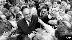 Cancelarul Helmut Kohl printre est-germani, septembrie 1990