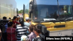 Казакстандын түштүк облустарынан жарандарды өлкөнүн түндүгү жана чыгышындагы аймактарга көчүрүү. Иллюстративдик сүрөт