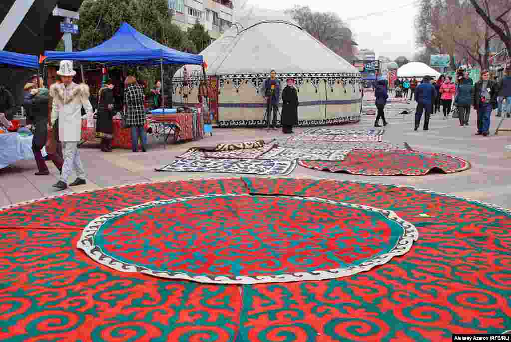 Кыргызские шырдаки (ковровые изделия из войлока) различного предназначения были разложены прямо под ногами. Шырдаки являются одними из самых сложных по технике изготовления изделий из войлока.