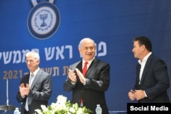 یوسی کوهن، رئیس پیشین موساد (راست) در کنار بنیامین نتانیاهو، نخست‌وزیر اسرائیل، و داوید برنئا رئیس کنونی موساد