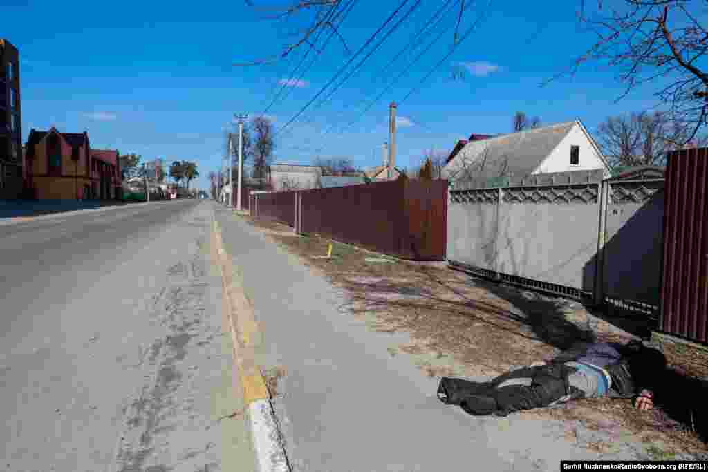 Тіло загиблого цивільного на одній з вулиць Ірпеня. За словами місцевої влади в лютому-березні 2022 в Ірпені загинуло майже 300 місцевих жителів.Ліворуч фото від 11 березня 2022, праворуч – березень 2025 року