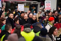 Iulia Navalnîia (în centru) și politicianul rus de opoziție Vladimir Kara-Murza, la demonstrația „Opriți-l pe Putin!, Opriți războiul! Libertate pentru prizonierii politici!” de la Berlin, din 17 noiembrie 2024.