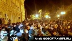 На площадке перед парламентом в Сухуме, где сегодня заседала комиссия, было многолюдно