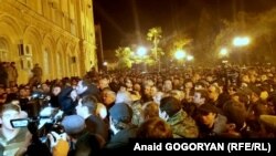 Градус общественной напряженности 3-5 января резко взлетел вверх до призывов к митингующим не расходиться, пока президент не уйдет в отставку