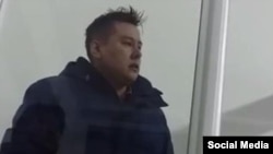 Жанболат Мамай Медеу аудандық сотында жауап беріп тұр. Алматы, 11 ақпан 2017 жыл. (Facebook әлеуметтік желісіндегі видеодан скриншот.)