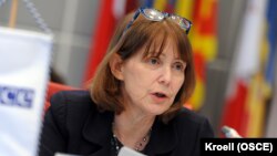 Kathleen (Kathy) Ann Kavalec este diplomat de carieră și a mai lucrat în România ca atașat cultural la ambasada SUA de la București. 