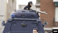 Полиция обеспечивает охрану суда над организаторами взрыва поездов, за которыми не уследили гвардейцы