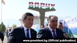 Президенты Кыргызстана и Таджикистана Сооронбай Жээнбеков и Эмомали Рахмон. 