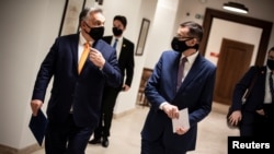 Унгарският премиер Виктор Орбан и полският му колега Матеуш Моравецки