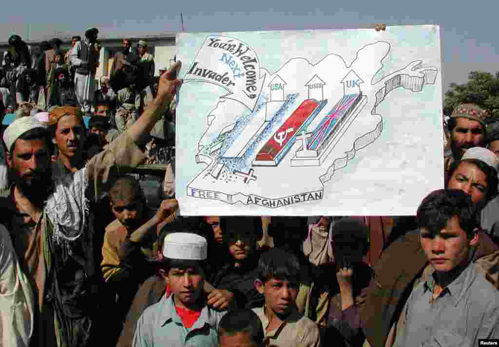 Protestatari la Kabul, în 2001. Mai târziu în același an, o coaliție condusă de SUA va invada țara după ce liderii talibani vor refuza să-l predea pe liderul Al-Qaeda, Osama bin Laden, în urma atacurilor din 11 septembrie.