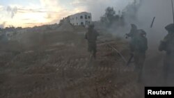 Soldați israelieni în acțiune în orașul Khan Younis din sudul Fâșiei Gaza.