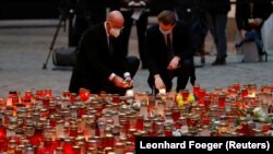 Charles Michel, az Európai Tanács elnöke, és Sebastian Kurz osztrák szövetségi kancellár gyertyát gyújtanak a bécsi terrortámadás helyszínén 2020. november 9-én.