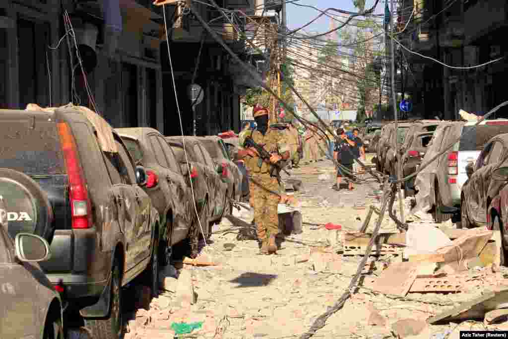 Ліванський військовий патрулює вулиці Бейрута, 5 серпня. У місті тривають пошукові та рятувальні роботи.&nbsp; У Червоному Хресті повідомили, що число жертв може зрости, бо багато людей залишаються під завалами. 5 серпня офіційно оголошене днем жалоби у Лівані