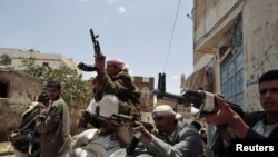 Ал-Ахмарды колдогон уруулардын согушчандары ал-Ахмардын Санаадагы үйүнө жакын жерде күзөттө. 6-июнь 2011