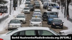 Камера, яка фіксує рух смугою для громадського транспорту, працює на бульварі Дружби народів, 36 у Києві