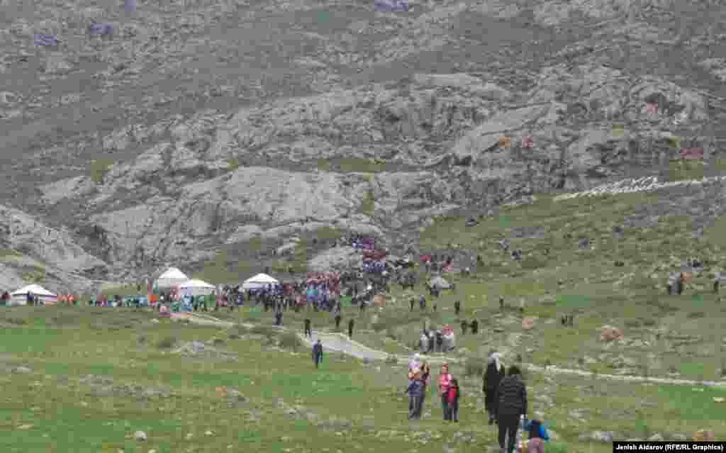 Айгүл гүл ачканда аны көргөнү алыс-жууктан келгендердин аягы үзүлбөйт.