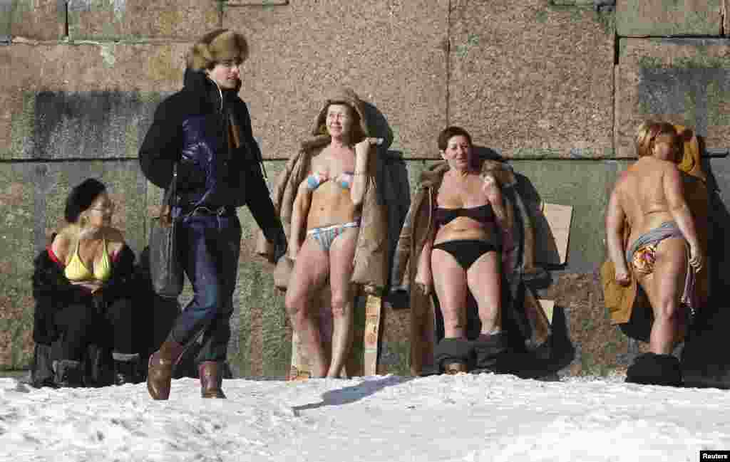 Росія &ndash; Люди загоряють біля стіни Петропавлівської фортеці в Санкт-Петербурзі, 10 березня 2013 року