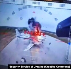 Скріншот із відео ударів СБУ по літаках стратегічної авіації Росії на аеродромі «Біла» («Бєлая», російською «Белая») в Іркутській області, що межує з Монголією. 1 червня 2025 року