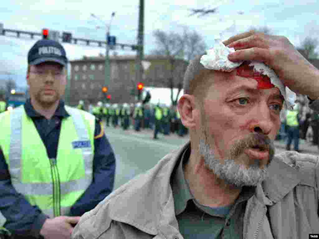 Tradicija komšijskog glasanja na Evroviziji može nekada da bude i bizarna. Godine 2007. Rusi su se pobunili u glavnom gradu Estonije Talinu nakon što su zvaničnici uklonili spomenik Sovjetima u Drugom svetskom ratu. Nedeljama kasnije baltičke zemlje su nagradile Rusiju sa maksimalnih 12 poena na takmičenju.