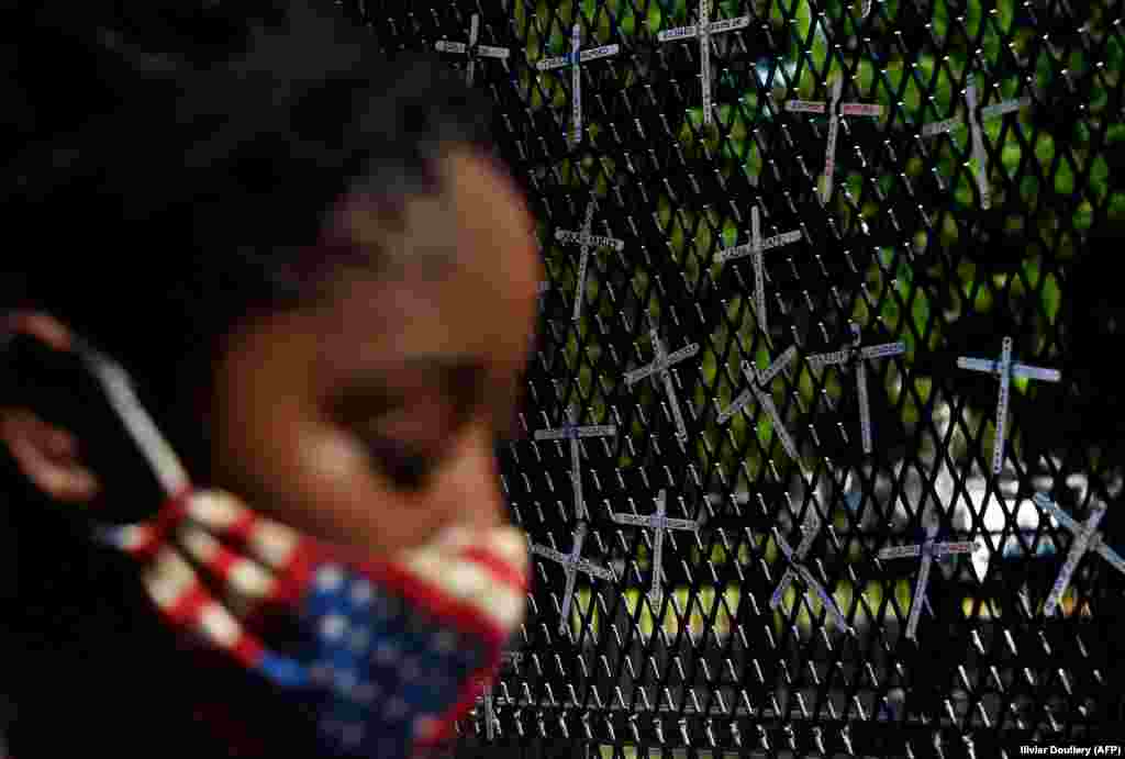 Un protest pașnic în apropierea Casei Albe de la Washington. Pe crucile agățate de gard sunt scrise numele unor afroamericani uciși de poliție, 7 iunie 2020.