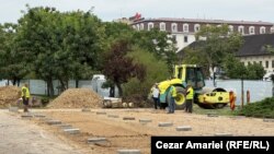 Muncitorii pregătesc primele lucrări de construcții la Planșeul Unirii din Piața Unirii, 11 iunie 2025.