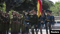 Скандал вокруг Минобороны начался после заявления вице-спикера Дмитрия Тасоева, опубликованного 15 января на официальном сайте парламента. Депутат выступил с критикой в адрес оборонного ведомства и руководства республики