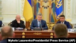 На початку засідання РНБО 26 грудня президент України Петро Порошенко заявив, що санкції будуть застосовані, зокрема, проти депутатів російської Державної думи з фракцій «Єдина Росія» і ЛДПР