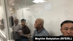 АЭС референдумы қарсаңында ұсталған белсенділер соты. Оңнан солға қарай: Нұрлан Темірғалиев, Фазылжан Сыдықов, Айдар Мүбәраков, Нұрлан Жауылбаев. Алматы, 17 шілде 2025 жыл.