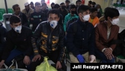 Afgani care așteaptă să fie verificați la granița cu Iranul la punctul de la Islam Qala 