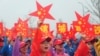 Nekik nincs mitől tartaniuk – hazafias dalokat éneklő felvonulók Hangcsouban 2019. szeptember 15-én