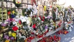 Depuneri de flori la Palatul Regal din București