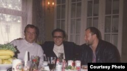 Фігуранти «справи російської мафії в Іспанії» Геннадій Петров і Олександр Малишев (ліворуч і праворуч), а також Ііда Масамічі з «якудзи»