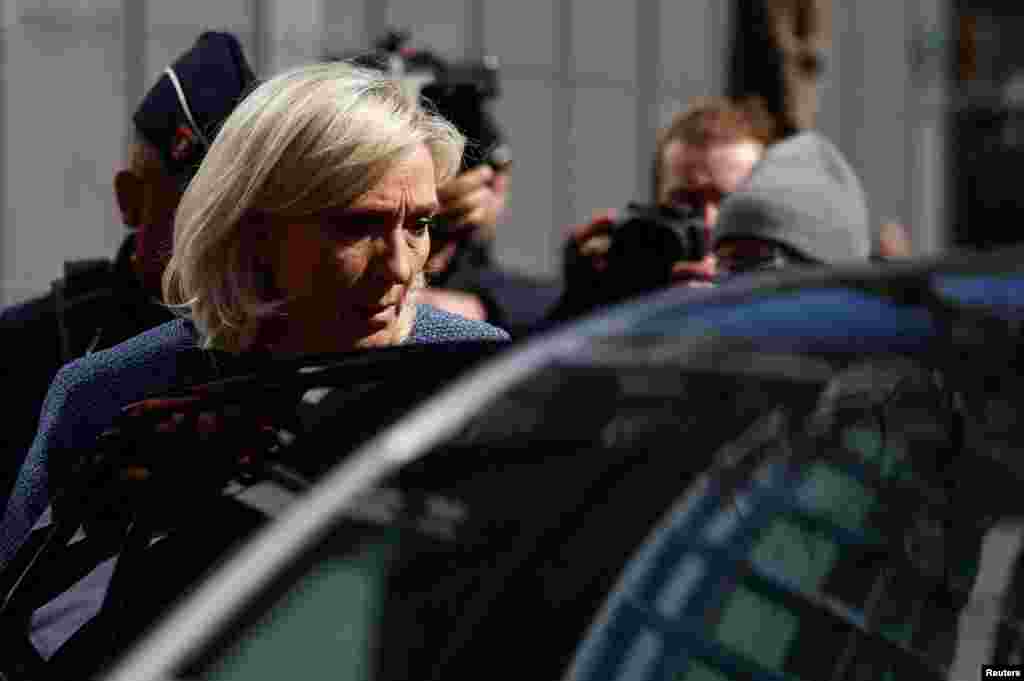 Лидер французской крайне правой партии Национальное объединение Марин Ле Пен, депутат парламента, покидает суд в день оглашения приговора по делу, в котором она вместе с 24 другими обвиняемыми (партийными функционерами и сотрудниками, бывшими законодателями и парламентскими ассистентами), а также самой партией обвиняются в присвоении средств Европейского союза. Суд приговорил Ле Пен к четырём годам лишения свободы. Два из них — условно. Париж, Франция, 31 марта 2025 года. REUTERS/Abdul Saboor.