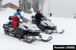 Szeretnek szánon is száguldani Szocsiban. Putyin február 21-én is vendégül látta a belarusz erős embert a téli olimpia helyszínén